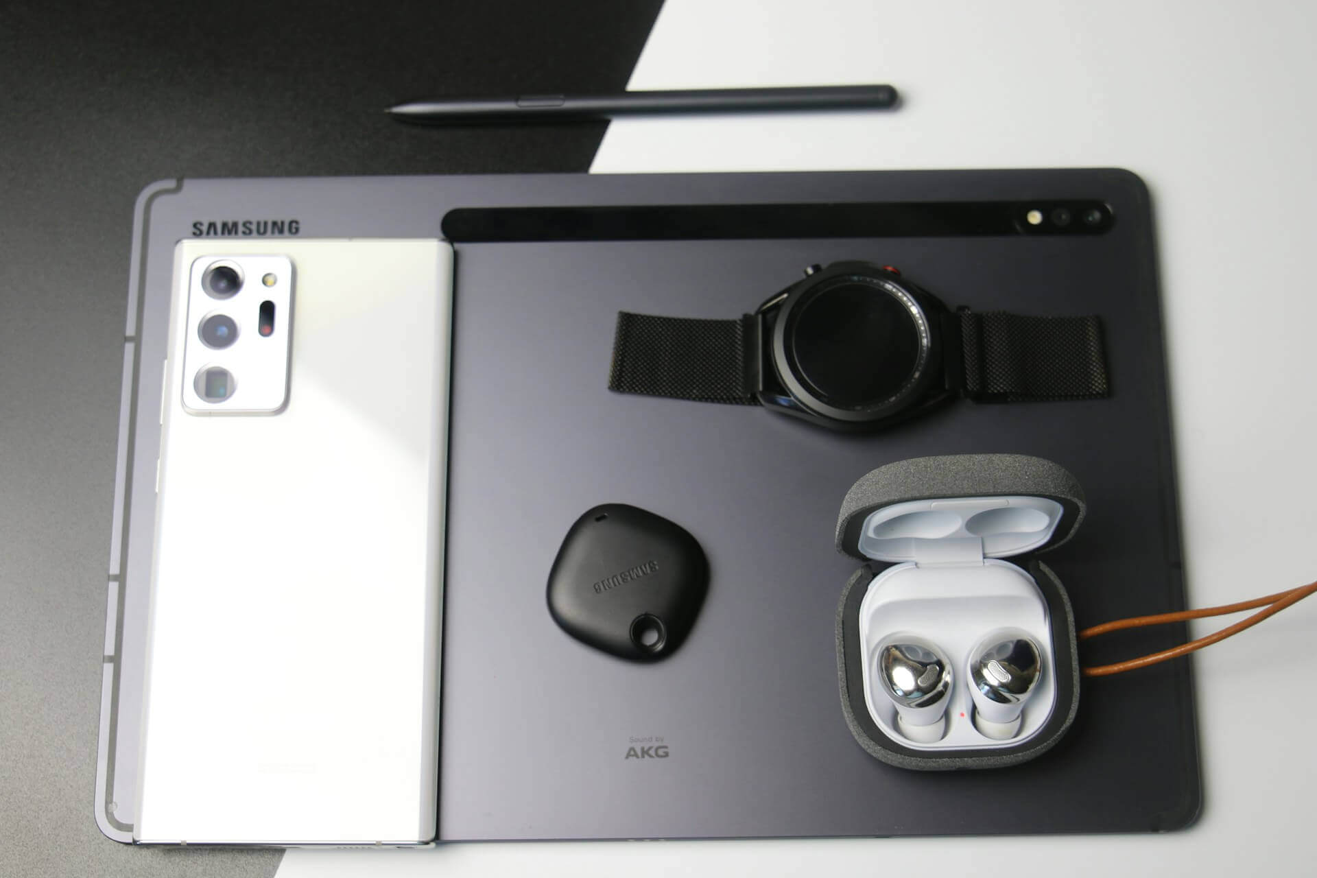 En samling af Samsung-enheder, herunder SmartTag