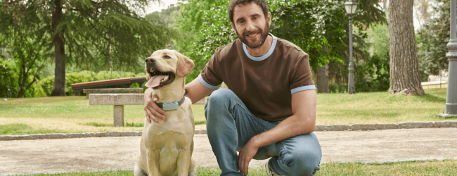 Dani Rovira with golden lab wearing Tractive Smart Tracker