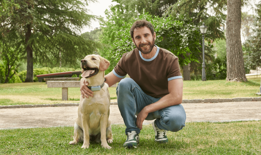 Dani Rovira with golden lab wearing Tractive Smart Tracker
